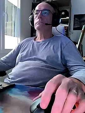 Snapshot of bogland33 chatting on February 24, 4:15 pm bogland33 online show from February 24, 4:15 pm