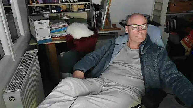 Snapshot of bogland33 chatting on February 24, 10:25 pm bogland33 online show from February 24, 10:25 pm