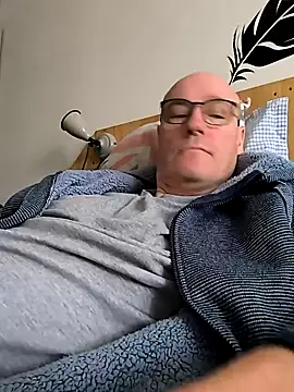 Snapshot of bogland33 chatting on February 25, 10:58 am bogland33 online show from February 25, 10:58 am