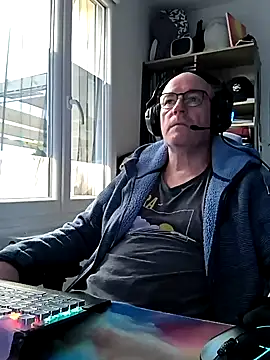 Snapshot of bogland33 chatting on February 27, 4:43 pm bogland33 online show from February 27, 4:43 pm