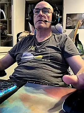 Snapshot of bogland33 chatting on February 27, 7:47 pm bogland33 online show from February 27, 7:47 pm