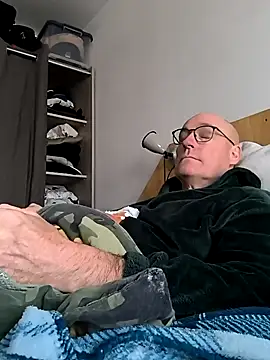 Snapshot of bogland33 chatting on March 3, 9:44 am bogland33 online show from March 3, 9:44 am