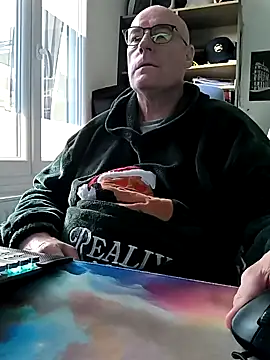 Snapshot of bogland33 chatting on March 3, 4:14 pm bogland33 online show from March 3, 4:14 pm