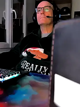 Snapshot of bogland33 chatting on March 3, 7:17 pm bogland33 online show from March 3, 7:17 pm