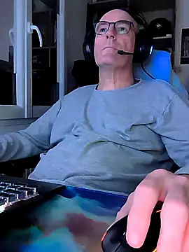 Snapshot of bogland33 chatting on March 3, 10:20 pm bogland33 online show from March 3, 10:20 pm