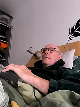 Snapshot of bogland33 chatting on March 4, 8:02 am bogland33 online show from March 4, 8:02 am