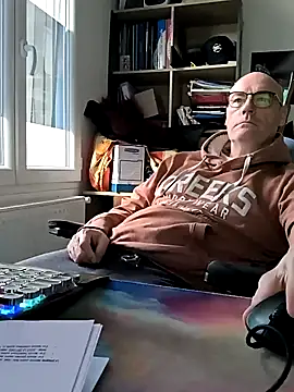 Snapshot of bogland33 chatting on March 4, 3:48 pm bogland33 online show from March 4, 3:48 pm