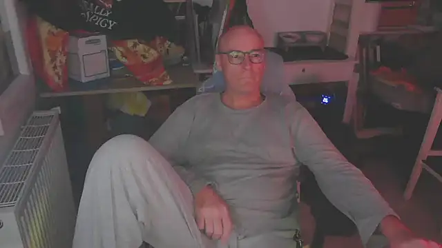 Snapshot of bogland33 chatting on March 4, 10:27 pm bogland33 online show from March 4, 10:27 pm