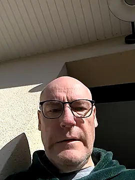 Snapshot of bogland33 chatting on March 5, 10:11 am bogland33 online show from March 5, 10:11 am