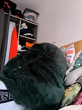 Snapshot of bogland33 chatting on March 8, 9:28 am bogland33 online show from March 8, 9:28 am