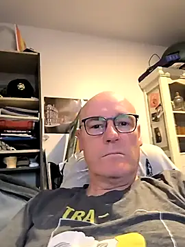 Snapshot of bogland33 chatting on March 10, 7:40 pm bogland33 online show from March 10, 7:40 pm