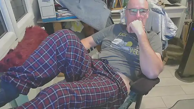 Snapshot of bogland33 chatting on March 10, 10:45 pm bogland33 online show from March 10, 10:45 pm