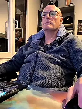 Snapshot of bogland33 chatting on March 11, 8:09 pm bogland33 online show from March 11, 8:09 pm