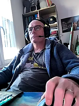 Snapshot of bogland33 chatting on March 12, 4:46 pm bogland33 online show from March 12, 4:46 pm