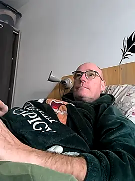 Snapshot of bogland33 chatting on March 15, 8:37 am bogland33 online show from March 15, 8:37 am