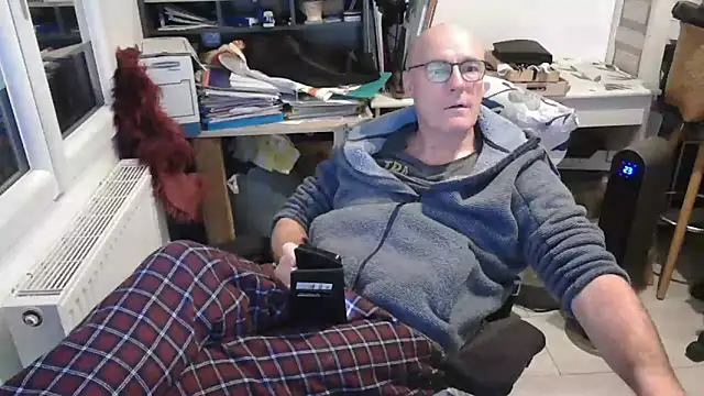 Snapshot of bogland33 chatting on March 15, 7:27 pm bogland33 online show from March 15, 7:27 pm