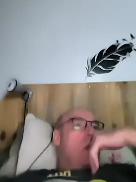 Snapshot of bogland33 chatting on March 15, 10:44 pm bogland33 online show from March 15, 10:44 pm