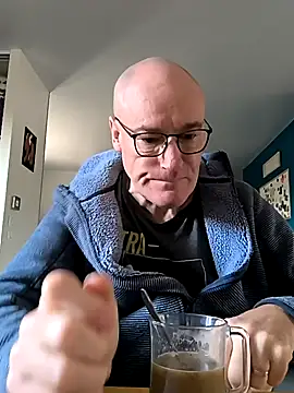 Snapshot of bogland33 chatting on March 16, 8:54 am bogland33 online show from March 16, 8:54 am