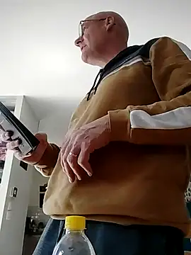 Snapshot of bogland33 chatting on March 17, 12:46 pm bogland33 online show from March 17, 12:46 pm