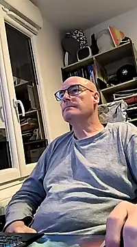 Snapshot of bogland33 chatting on March 17, 6:53 pm bogland33 online show from March 17, 6:53 pm