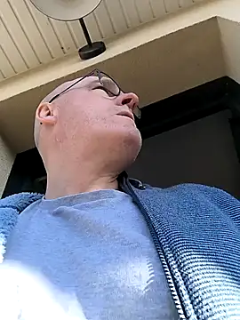 Snapshot of bogland33 chatting on March 18, 8:25 am bogland33 online show from March 18, 8:25 am