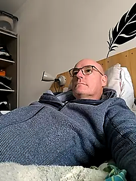 Snapshot of bogland33 chatting on March 20, 12:22 pm bogland33 online show from March 20, 12:22 pm