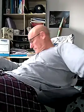 Snapshot of bogland33 chatting on March 20, 3:58 pm bogland33 online show from March 20, 3:58 pm