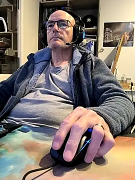 Snapshot of bogland33 chatting on March 20, 7:04 pm bogland33 online show from March 20, 7:04 pm