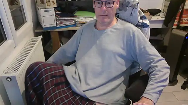 Snapshot of bogland33 chatting on March 20, 10:07 pm bogland33 online show from March 20, 10:07 pm