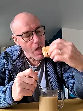 Snapshot of bogland33 chatting on March 21, 9:01 am bogland33 online show from March 21, 9:01 am