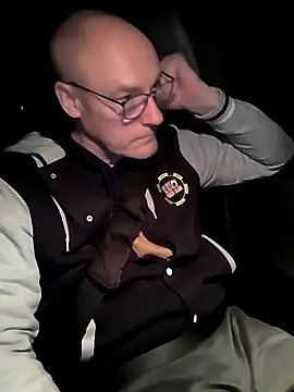 Snapshot of bogland33 chatting on March 22, 2:16 am bogland33 online show from March 22, 2:16 am