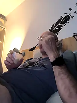 Snapshot of bogland33 chatting on October 4, 12:08 am bogland33 online show from October 4, 12:08 am