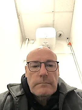 Snapshot of bogland33 chatting on October 9, 10:46 am bogland33 online show from October 9, 10:46 am