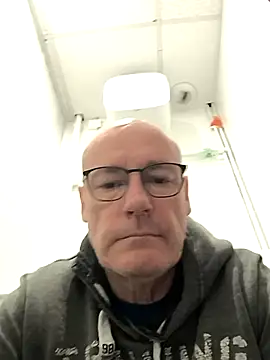 Snapshot of bogland33 chatting on October 14, 10:27 am bogland33 online show from October 14, 10:27 am