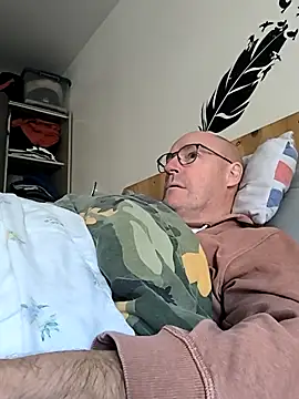 Snapshot of bogland33 chatting on October 16, 11:44 am bogland33 online show from October 16, 11:44 am