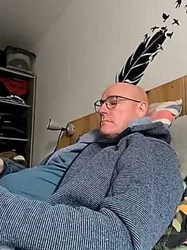 Snapshot of bogland33 chatting on October 19, 11:55 am bogland33 online show from October 19, 11:55 am