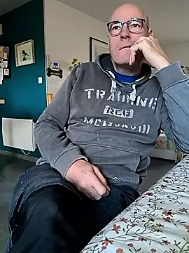 Snapshot of bogland33 chatting on October 28, 7:56 am bogland33 online show from October 28, 7:56 am