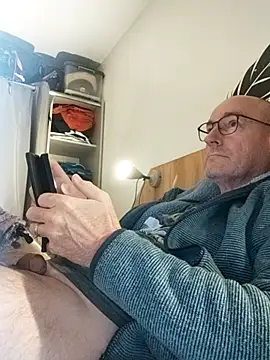 Snapshot of bogland33 chatting on October 29, 8:10 pm bogland33 online show from October 29, 8:10 pm