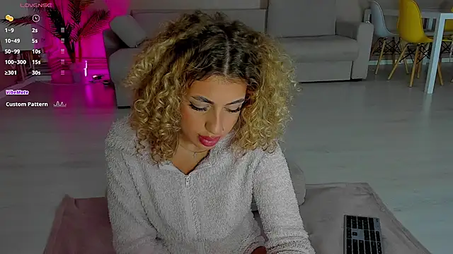 Snapshot of CurlyAnt0 chatting on October 24, 5:26 am CurlyAnt0 online show from October 24, 5:26 am