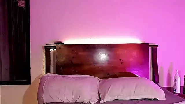 Snapshot of MimiRodriguez chatting on December 12, 8:57 am MimiRodriguez online show from December 12, 8:57 am