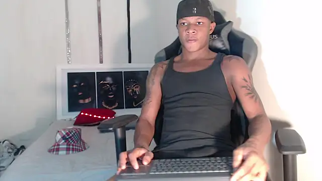 Snapshot of Alid_17 chatting on December 13, 11:06 pm Alid 17 online show from December 13, 11:06 pm