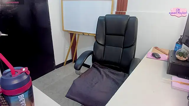 Snapshot of Jeen_Taylor chatting on June 3, 8:14 pm Jeen Taylor online show from June 3, 8:14 pm