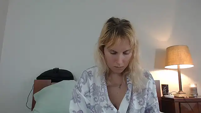 Snapshot of Cutikatxoxo chatting on December 5, 2:09 am Cutikatxoxo online show from December 5, 2:09 am