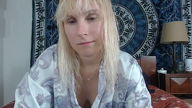 Snapshot of Cutikatxoxo chatting on December 20, 2:08 am Cutikatxoxo online show from December 20, 2:08 am