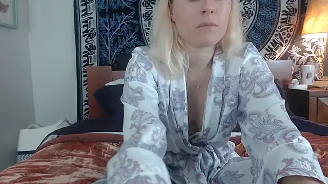 Snapshot of Cutikatxoxo chatting on December 27, 2:04 am Cutikatxoxo online show from December 27, 2:04 am
