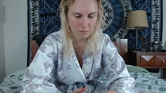 Snapshot of Cutikatxoxo chatting on January 23, 2:02 am Cutikatxoxo online show from January 23, 2:02 am