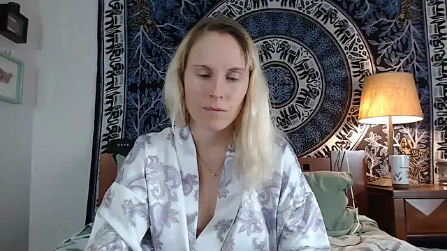 Snapshot of Cutikatxoxo chatting on January 25, 2:04 am Cutikatxoxo online show from January 25, 2:04 am