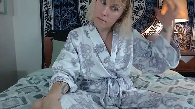 Snapshot of Cutikatxoxo chatting on February 12, 2:03 am Cutikatxoxo online show from February 12, 2:03 am