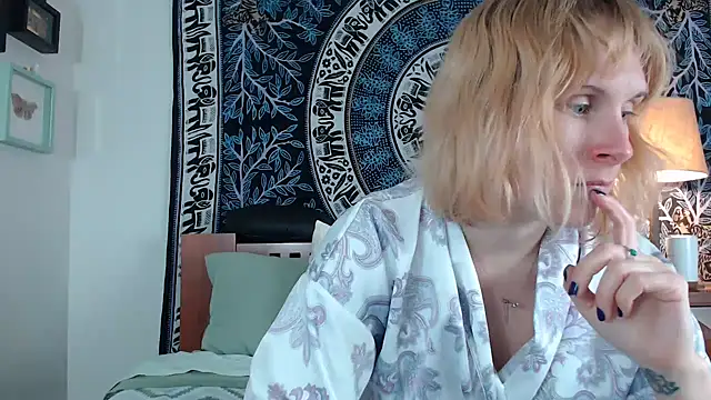 Snapshot of Cutikatxoxo chatting on February 22, 2:06 am Cutikatxoxo online show from February 22, 2:06 am
