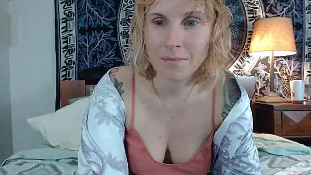 Snapshot of Cutikatxoxo chatting on February 26, 2:37 am Cutikatxoxo online show from February 26, 2:37 am